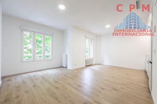 Rent Flat in Castellana. Luminoso piso sin amueblar, de 130 m2 y 3 dormitorios; próximo a