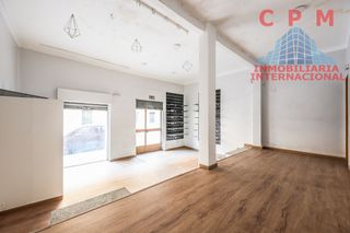 Local Comercial a Argüelles. Luminoso local de 98 m2, con una gran escaparate de 6 metros lin