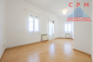 Lloguer Pis a Trafalgar. Luminoso piso sin amueblar, de 64 m2, 2 habitaciones y 2 balcone