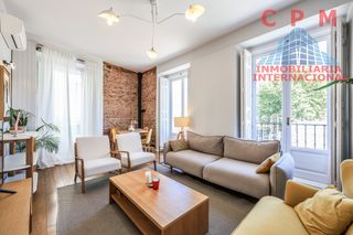 Rent Flat in Universidad-Malasaña. Luminoso piso, totalmente reformado y amueblado de 108 m2, 2 hab