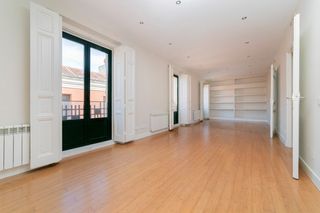 Alquiler Piso en Universidad-Malasaña. Luminoso piso sin amueblar, de 115 m2, 2 dormitorio y 3 balcones