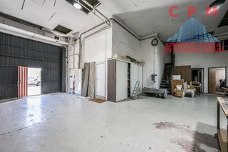 Nave industrial en Zona Industrial. Luminosa nave de 2 plantas, con una superficie de 1100 m2, total