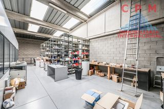 Nau industrial a Villaverde Alto. Luminosa nave de 565 m2, a pie de calle, de 2 plantas, con zonas