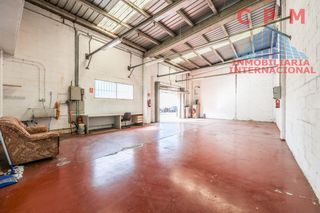 Nau industrial a Loeches. Luminosa nave de 2 plantas, con una superficie de 310 m2, con es