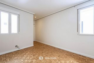 Rent Flat in Trafalgar. Luminoso piso sin amueblar, de 65 m2 y 2 habitaciones, próximo a