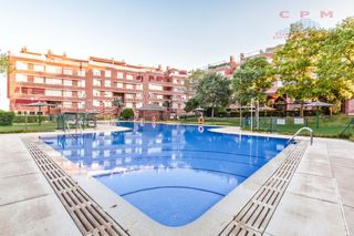Lloguer Pis a Conde Orgaz - Piovera. Amplio y luminoso piso de 180 m2 y 3 dormitorios, situado en urb