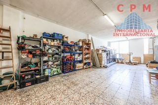 Local Comercial a Villaverde Alto. Magnífico local de 235 m2 y 2 oficinas, con posibilidades de cam