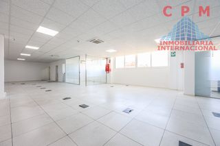 Miete Büro in Almendrales. Luminosa oficina, reformada, de 326 m2, totalmente diáfana y pró