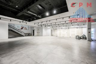 Lloguer Local Comercial a Zona Industrial. Luminoso local de 700 m2 y terraza, próximo al metro las tablas.