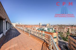 Büro in San Isidro. Luminosa oficina, recién reformada, de 980m2, con la distribució