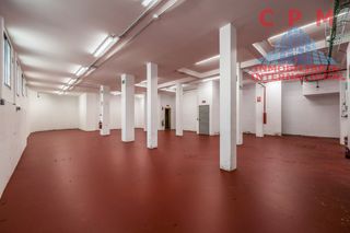 Bâtiment à usage industriel à Ciudad Universitaria. Magnífica nave de 800 m2 y 2 oficinas, con acceso por rodado por