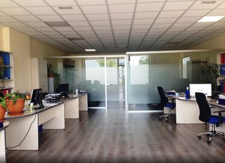 Geschäftsraum in Los Olivos-Los Ángeles. Magnífico y luminoso local de 138 m2, con dos despachos y un esp