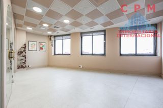 Rent Office space in Simancas. Amplia y luminosa oficina totalmente reformada de 176 m2, con di