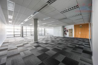 Lloguer Oficina a Zona Industrial. Amplia y luminosa oficina de 294 m2, con sala de juntas; próximo