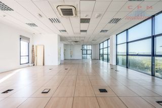 Office space in Los Olivos-Los Ángeles. Magnífica y luminosa oficina de 146 m2, totalmente diáfana, con