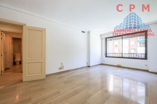 Miete Etagenwohnung in Prosperidad. Luminoso piso sin amueblar, de 69 m2 y 1 habitación, próximo al