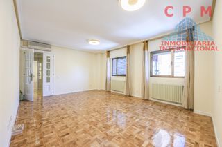 Alquiler Piso en Peñagrande. Luminoso piso reformado y sin amueblar, de 129 m2, 4 habitacione