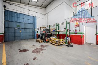 Industrial building in Montserrat-Parque Empresarial. Magnífica y luminosa nave reformada de 2 plantas, con una superf