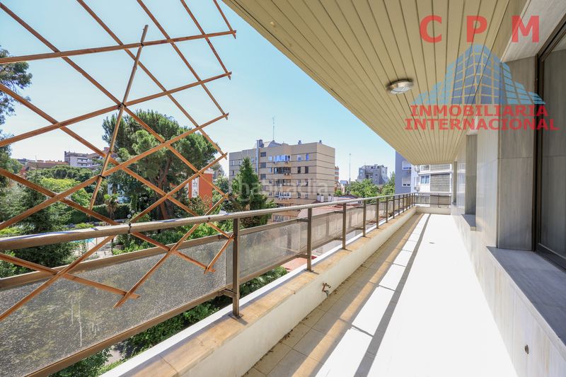Foto 4bdfa18b-4ede-4e34-9542-418a3d3a2308. Alquiler piso magnifico piso sin amueblar, de 345 m2, 4 habitaciones y espectacular terraza de 80 m2; situado en urbanización cerrada.. en Madrid