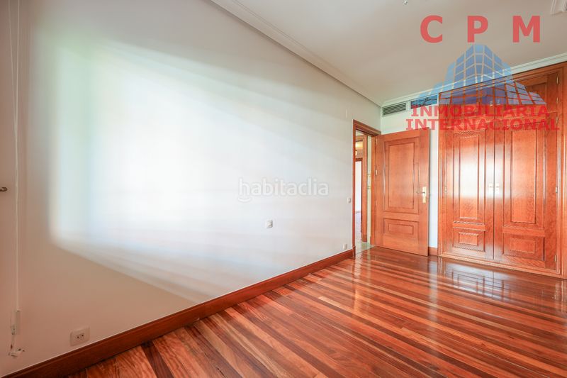 Foto ae47377e-0765-49a6-80f9-9d63e3920210. Alquiler piso magnifico piso sin amueblar, de 345 m2, 4 habitaciones y espectacular terraza de 80 m2; situado en urbanización cerrada.. en Madrid