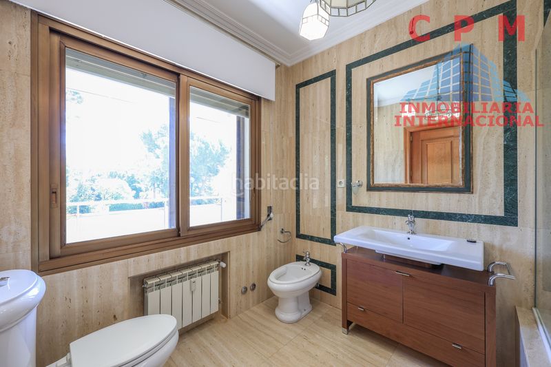 Foto e5e2f3cd-eb24-4704-afc0-a2bfa386bffc. Alquiler piso magnifico piso sin amueblar, de 345 m2, 4 habitaciones y espectacular terraza de 80 m2; situado en urbanización cerrada.. en Madrid