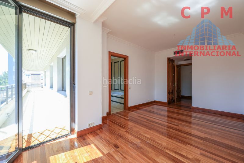 Foto fc3e7a16-cd86-4c1e-afbd-5be4fc8f12e6. Alquiler piso magnifico piso sin amueblar, de 345 m2, 4 habitaciones y espectacular terraza de 80 m2; situado en urbanización cerrada.. en Madrid