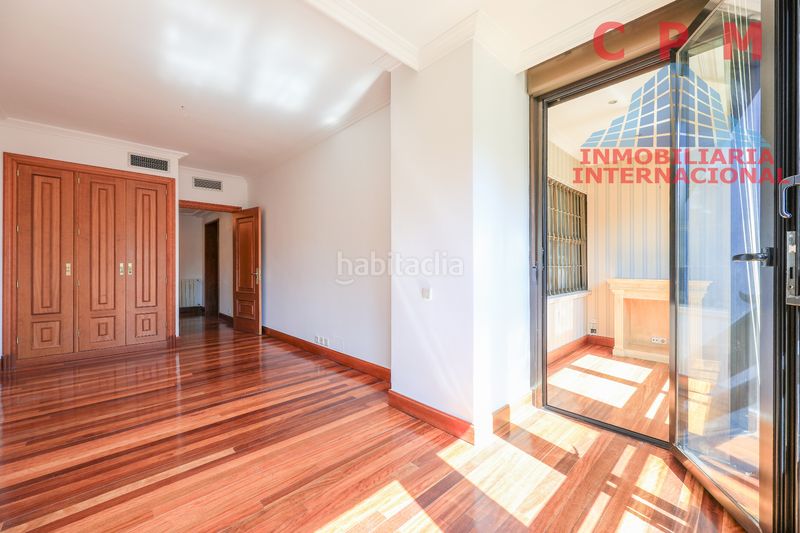 Foto fe0a26bc-96ba-4620-bbf0-ab8d1f068bd3. Alquiler piso magnifico piso sin amueblar, de 345 m2, 4 habitaciones y espectacular terraza de 80 m2; situado en urbanización cerrada.. en Madrid