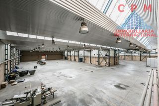 Miete Fabrikhalle in Valdepelayo-Montepinos-Arroyo Culebro. Luminosa nave, que hace esquina, de 5.600 m2, a pie de calle, co