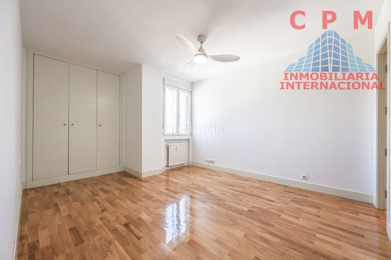 Foto c680e4a3-acf9-4823-ae5e-665a4a4f5374. Alquiler piso magnifico piso totalmente reformado y sin amueblar de 80 m2 y 2 dormitorios, situado en una urbanización cerrada. en Madrid