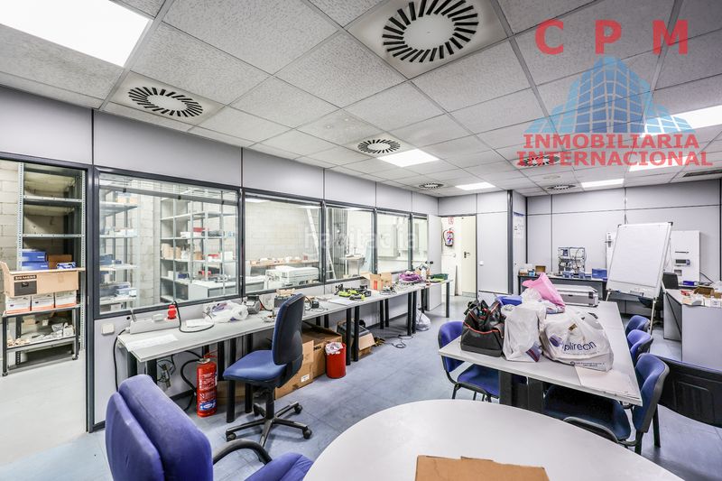 Foto 5de0c670-103b-4b1f-a385-277bfd2e13fb. Nave industrial luminosa nave de 565 m2, a pie de calle, de 2 plantas, con zonas de producción y carga y oficinas, en un polígono industrial. en Madrid
