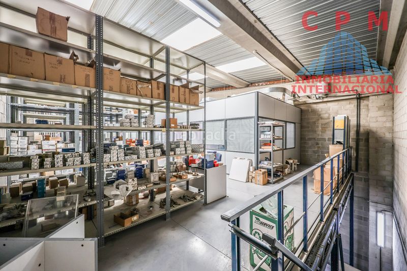 Foto f18fb34e-38b5-4a81-b585-b160591c97bc. Nave industrial luminosa nave de 565 m2, a pie de calle, de 2 plantas, con zonas de producción y carga y oficinas, en un polígono industrial. en Madrid