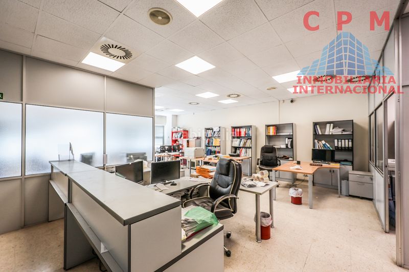 Foto fa85b3a4-96b1-4a72-9c86-a76b268e8ca2. Nave industrial luminosa nave de 565 m2, a pie de calle, de 2 plantas, con zonas de producción y carga y oficinas, en un polígono industrial. en Madrid
