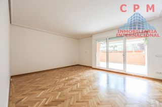 Miete Erdgeschoss in Prado de Somosaguas. Magnífico y luminoso piso, sin amueblar de 147 m2, 2 habitacione