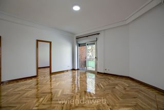Rent Flat in Calle de ríos rosas 40. Vivienda reformada exterior luminosa en rios rosas de 4 dorm y 2