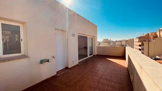 Dúplex en Nord. Duplex en venta en campo de fútbol, 5 dormitorios.