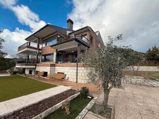 Chalet en Avenida de las flores 14. Gran chalet muy luminoso con amplias terrazas y gran garaje