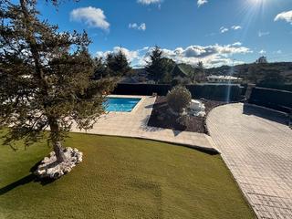 Terreno residenziale in Calle ciruelo 25. Maravillosa parcela con piscina, barbacoa , ajardinada ,junto al