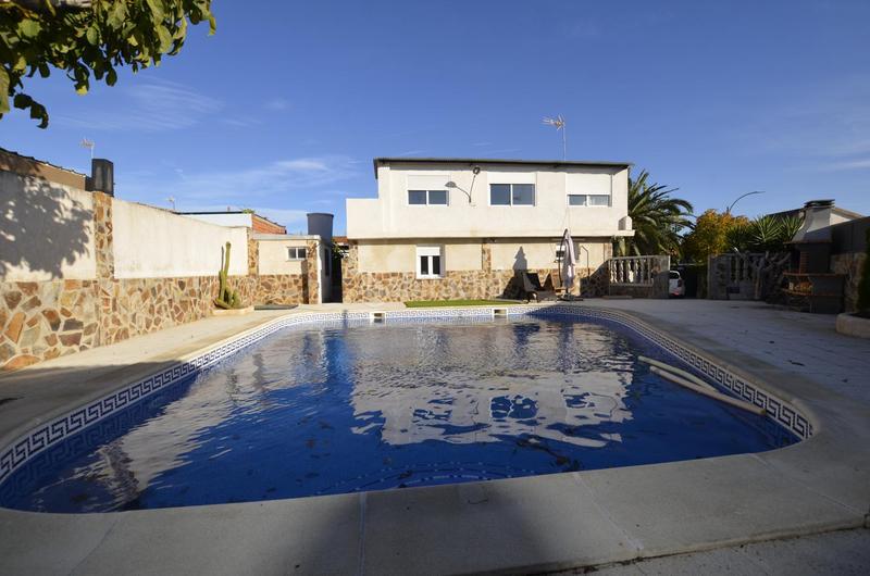 Foto 1c95c6bf-4a51-4d12-87d1-ca6d8079305a. Casa aparellada amb calefacció piscina a Las Lomas Seseña