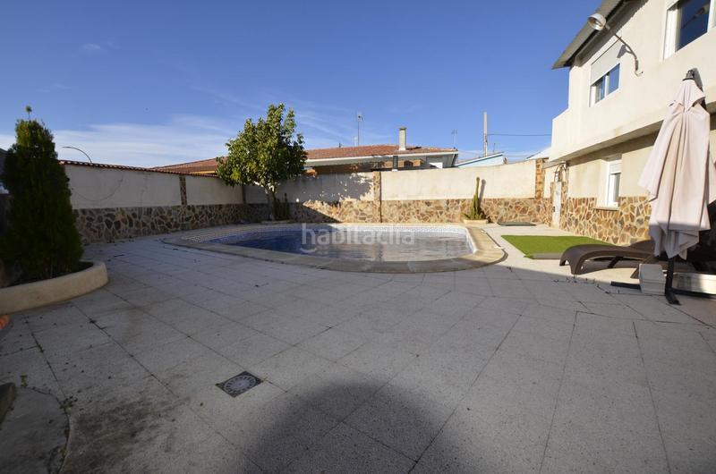 Foto 1ec3a4c0-68a0-412c-a272-fc1750cd7498. Casa aparellada amb calefacció piscina a Las Lomas Seseña