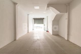 Location Local commercial  Carrer de la virtut. Local comercial renovado en igualada