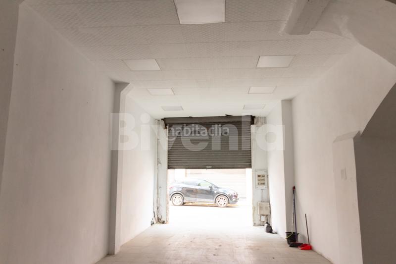 Foto cd90ba0f-59b5-4f06-adff-3238640c3be6. Lloguer local comercial a Centre Igualada