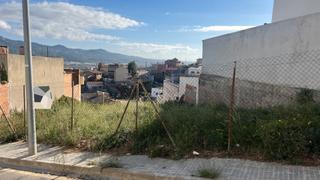 Terreny residencial a Sant Vicenç dels Horts. Tu proyecto comienza aquí: solar urbano de 373 m² con doble acce