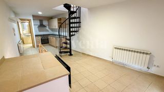 Location Maison à Sant Martí de Tous. Acogedora casa con terraza, balcón y garaje