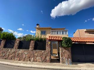 Xalet en Pioz. Chalet independiente con piscina