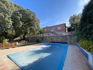 Chalet à Fuentenovilla. Chalet independiente con piscina en fuentenovilla