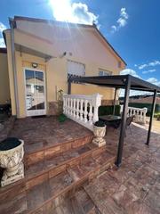 Chalet à Loranca de Tajuña. Chalet de esquina con piscina en urbanización montejaral