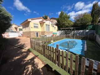 Chalet à Pioz. Chalet de esquina con piscina en zona pioz