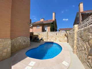 Towny house in Los Hueros. Venta de chalet pareado con piscina en villalbilla