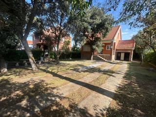 Xalet en Pioz. Chalet independiente con piscina