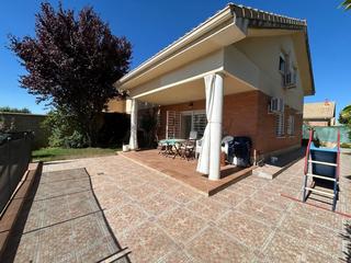 Casa pareada en Pioz. Venta chalet pareado con piscina en esquina